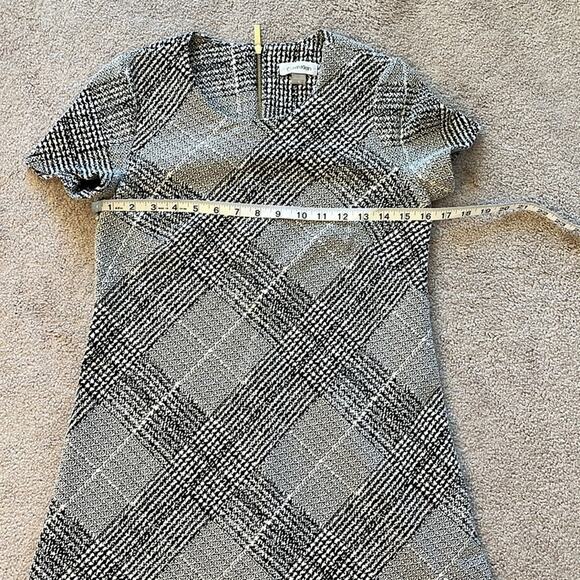 Calvin Klein Plaid Stretch Knit Dress Size 4 Black White Short Sleeves Knee - Picture 6 of 7